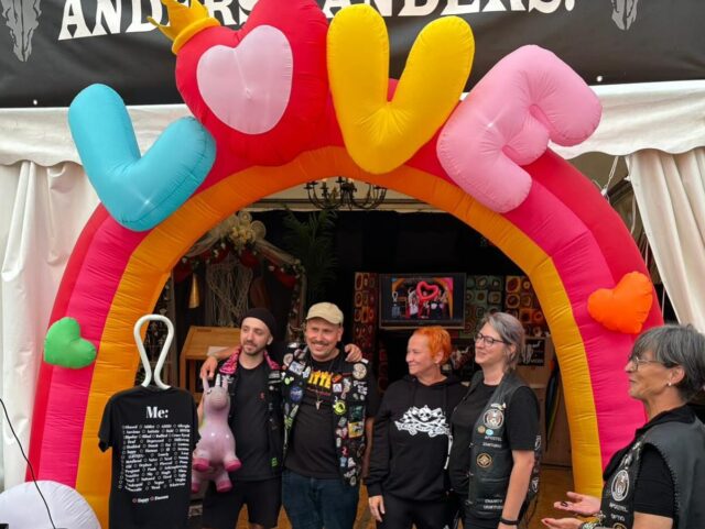 Packen für Wacken - 2025 Edition!
Unser Fuhrpark ist frisch gewartet und schon relativ voll gepackt! (Geputzt wird dann nach dem Festival 🤫)
In gut einer Woche machen wir uns auf dem Weg zum @wackenopenair.official 2025.
Und wir haben mehr als Bock!
Wir freuen uns auf euch und eure Kutten.
Vergesst zu Hause nicht das Sammelsurium an Patches, die es noch nicht auf eure Kutte geschafft haben. 
Den auch dieses Jahr ist das Motto der Kuttenmanufaktur wieder:
Können wir das Nähen? - Ja wir Nähen das! (Frei nach der Fernsehgröße Bob d. B.)
Und lasst euch überraschen, wir bringen euch sicher das ein oder andere neue Design mit!
Hier noch ein paar Eindrücke von letzten Jahr. So zum eingrooven und so!
(Notiz der Redaktion: ❤️🔥Hab nur die Bilder, die extra viele Liebe ausstrahlen rausgesucht 💕)
🤘 See you in wacken rain or shine ✨
Auch dieses Jahr findet ihr uns wieder im @wackenfoundation.official Camp.
Und wir freuen uns jetzt schon auf all die anderen tollen Stände dort. Vorbeischauen lohnt sich immer!
#wackenopenair #wacken #woa #wackenfoundation #kutte #kuttenmanufaktur #heavy #metal #battlejacket #heavymetal #punk #patch #patchworks #patchwork #festival #camping #glamping #party #musik #nähen