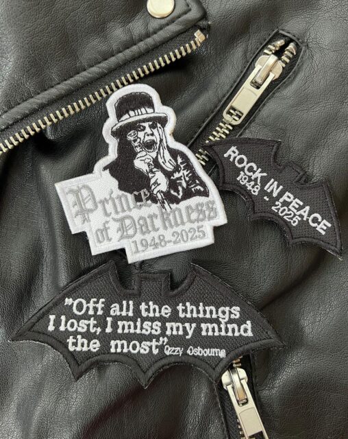 Eine Rocklegende mehr die uns verlassen hat.
R.I.P Ozzy!
Mit diesen Patchen wollen wir ihn und seine Laufbahn ehren. 
Im Gedenken an die Größe Ozzy Osbourne ab Sonntag auf dem @wackenopenair.official zu kaufen. 
Ihr findet uns wie immer im Camp der @wackenfoundation.official .
#ozzyosbourne #ozzy #rip #rockinpeace #wacken #woa #woa25 #legende #bat
