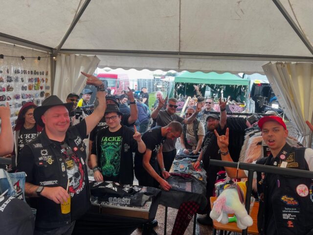 Partystimmung am Stand!
Wir freuen uns sehr, dass schon so viele von euch vorbeigeschaut haben und sind gespannt wer noch alles rum kommt!
Wir haben gute Laune und im Gegensatz zur Sonne verstecken wir uns nicht! 
Wir warten auf dem @wackenfoundation.official - Camp auf euch! 
#rainorshine #wacken #woa #camping #wackenopenair #wackenfoundation #party