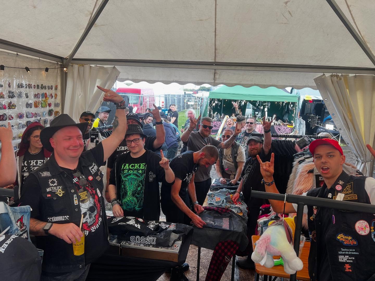 Partystimmung am Stand! Wir freuen uns sehr, dass schon so viele von euch vorbeigeschaut haben und sind gespannt wer noch alles rum kommt! Wir haben gute Laune und im Gegensatz zur Sonne verstecken wir uns nicht! Wir warten auf dem @wackenfoundation.official - Camp auf euch! #rainorshine #wacken #woa #camping #wackenopenair #wackenfoundation #party