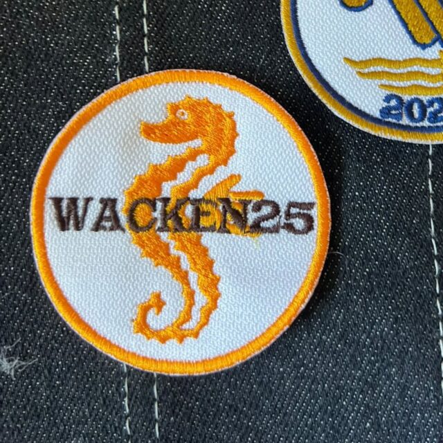 2023 war nichts gegen 2025, oder?
Wir finden: Alle, die dabei waren, haben sich das Abzeichen redlich verdient.
Egal ob du schon 2023 dein Seepferdchen gemacht und jetzt endlich den Metal-Freischwimmer bestanden hast – oder ob es deine erste Schlammschlacht war und du nun mit dem Seepferdchen ganz ohne Obhut über den schlammigen Holy Ground wanderst.
Jetzt sichern bei 👉 kuttenmanufaktur.rocks
#MetalFreischwimmer #MetalSeepferdchen #Wacken2025 #Kuttenpflicht #Schlammschlacht #Wackenistnur1ximJahr #KuttenmanufakturRocks