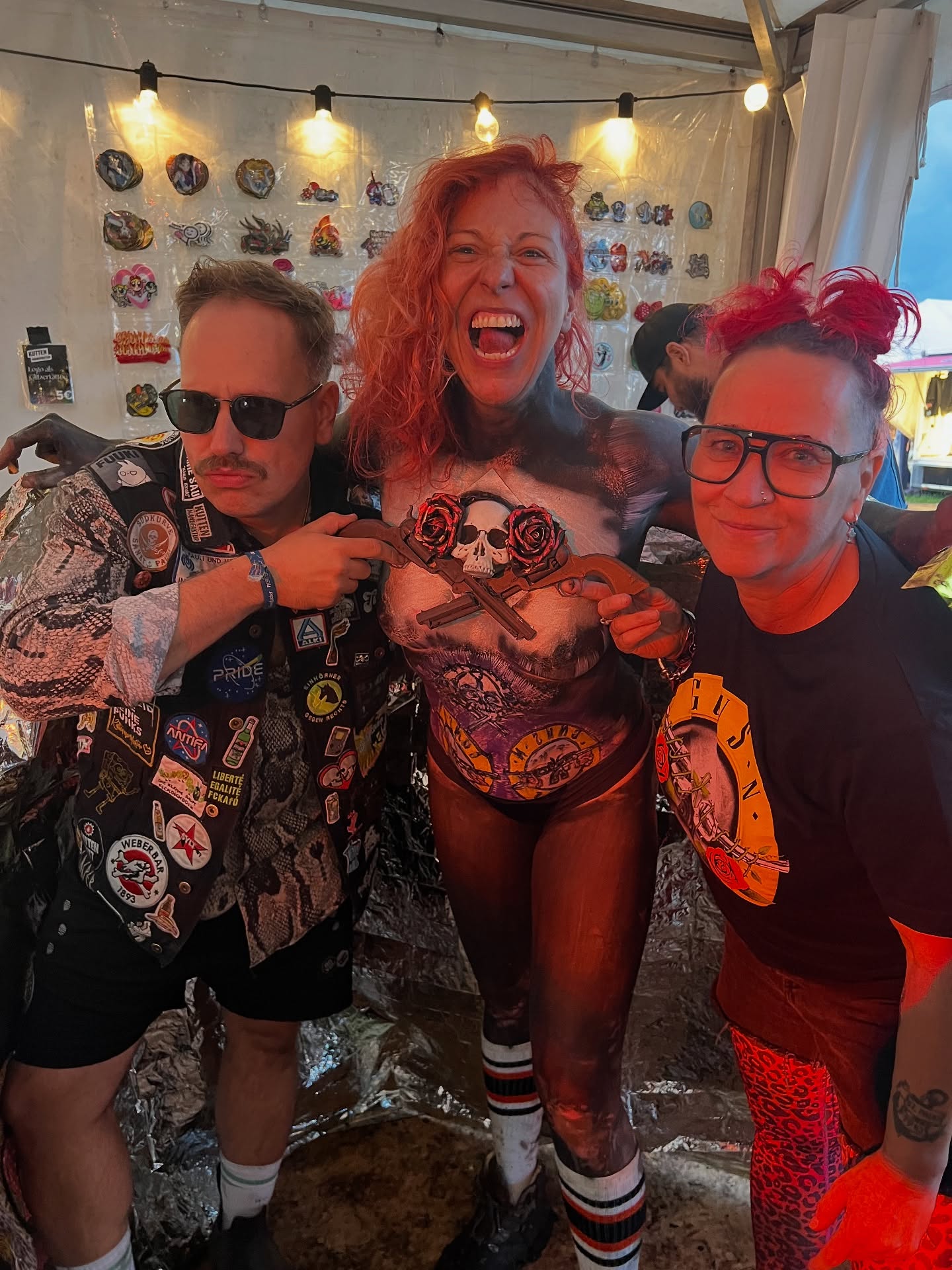 Vorbereitung zum größten und längstens Rockkonzert des Jahres. Auch am Stand war wieder die ganze Dosis: Guns n Roses! Danke auch an @eve_champagne für deinen Besuch! Der Donnerstag mit euch allen war wieder ein weiteres Highlight! #wacken #gunsnroses #ganzedosis #woa #festival #wackenopenair #party