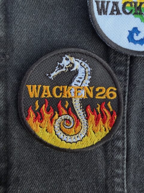 Wacken 2026 ist vorbei.
Es war uns ein Fest mit euch.
Dieses Jahr gab es Hitzetaufe statt Matschtaufe. Staub, Sonne, warme Getränke und kontrolliertes Durchglühen auf dem Holy Ground.
Und aus gegebenem Anlass kommt das zweite Abzeichen schön bunt. Denn Haltung gehört auf die Kutte. Für Vielfalt, Respekt und Metal ohne braunen Beigeschmack.
Die neuen Wacken Seepferdchen 2026 sind ab sofort in unserem Online-Shop erhältlich.
#wackenopenair #woa #wacken2026 #metal #seepferdchen abzeichen patches kutte toleranz vielfalt
