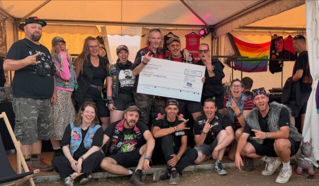 Liebste Metalheads!
Ein riesiges Dankeschön geht raus an euch – an die tolle Community, die uns so herzlich aufgenommen hat, und alle, die ein Teil der Kuttenmanufaktur im Herzen (oder aufgenäht auf der Kutte) tragen!
Nur durch eure Hilfe konnten wir es schaffen, in den Jahren 2022–2025 ganze 30.000 € an Spenden für die @wackenfoundation.official zu generieren. Wärt ihr nicht immer und immer wieder zu uns gekommen und hätten wir nicht so fleißig eure Patches aufgenäht, wäre niemals so viel Geld für den Nachwuchs zusammengekommen!
Und wir freuen uns wahnsinnig zu verkünden, dass die Spenden dieses Jahr sogar auf ein Rekordhoch von 13.000 € gestiegen sind. Das heißt: In den letzten Jahren haben wir zusammen 43.000 € für die Förderung von Nachwuchsbands und jungen Metal-Künstler*innen gesammelt – etwa für die Anschaffung von Instrumenten und Equipment, das Veranstalten von Konzerten sowie die Kostenübernahme musikalischer Ausbildungen!
Auf viele weitere gemeinsame Jahre auf dem @wackenopenair.official !
Bleibt stabil – und gerne weiterhin spendenfreudig 😉
Und noch ein paar letzte Worte, die uns in der aktuellen Zeit besonders am Herzen liegen:
Danke an alle, die unsere Metal-Familie so vielfältig machen. 🖤
Hier zählt nicht, woher du kommst, wie du aussiehst oder wer du bist – hier zählt, dass wir dieselbe Leidenschaft teilen.
Lasst uns gemeinsam für Toleranz, Respekt und Zusammenhalt einstehen.
Denn unsere Musik ist laut genug – Hass muss nicht auch noch laut sein 🤘
#wackenopenair
#WackenFoundation
#HeavyMetalFamily
#MetalCommunity
#MetalHeadsAgainstRacism